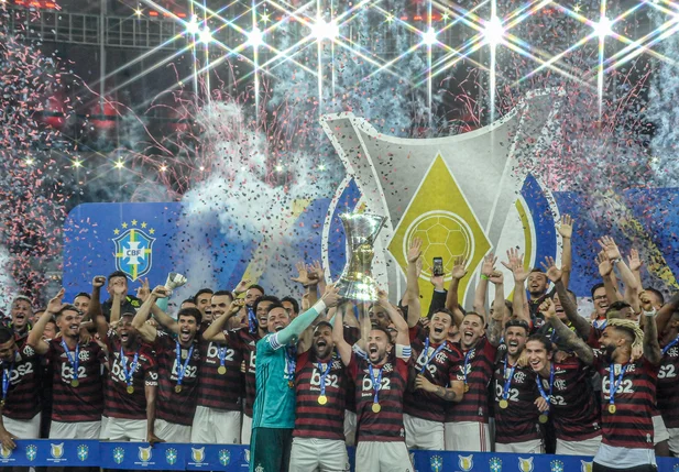 Flamengo recebe a taça de campeão brasileiro 2019