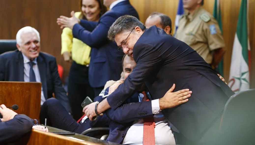 João Mádison e Georgiano Neto se cumprimentam após votação