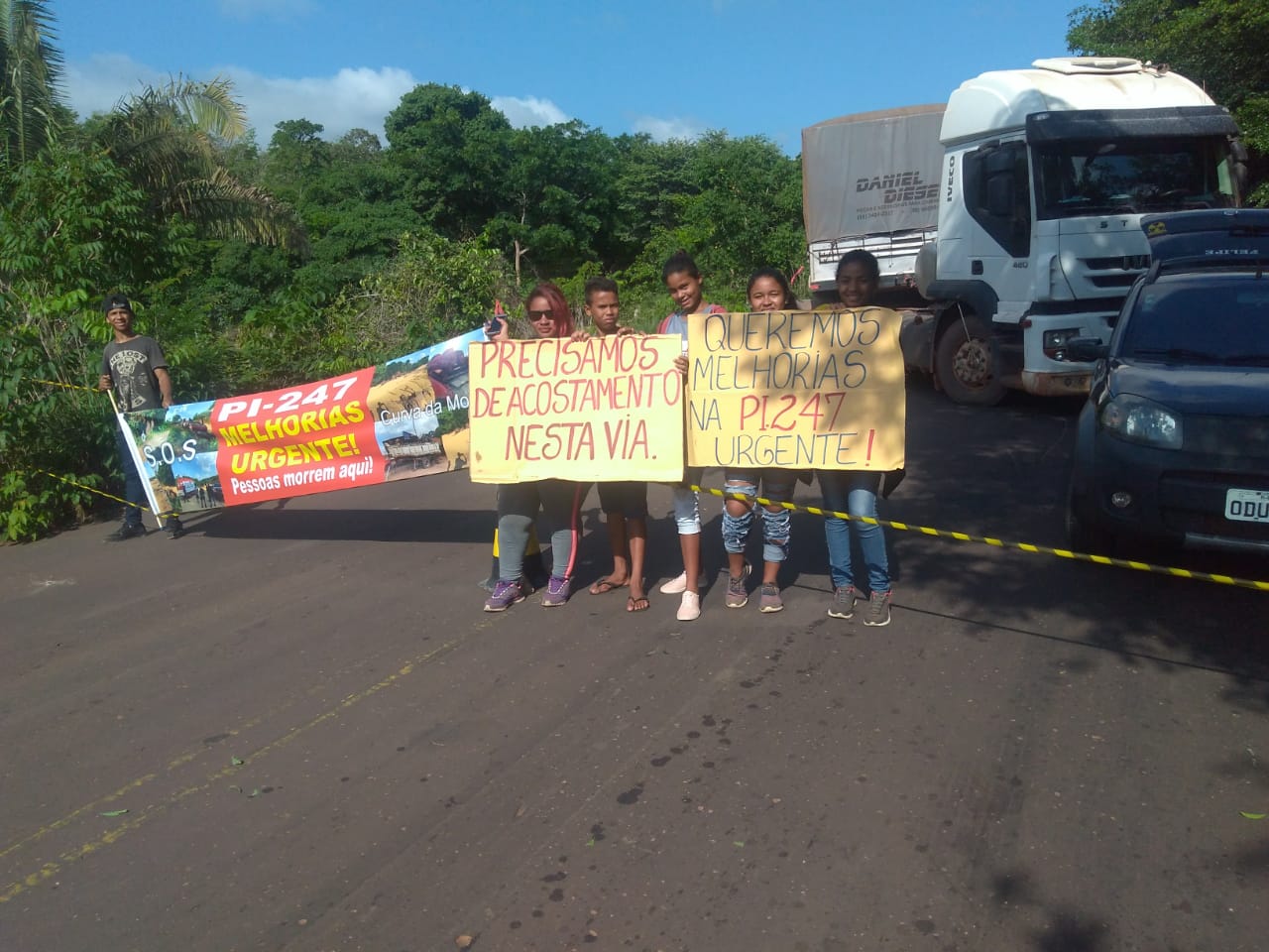 Protestantes na PI-247 em Ribeiro Gonçalves
