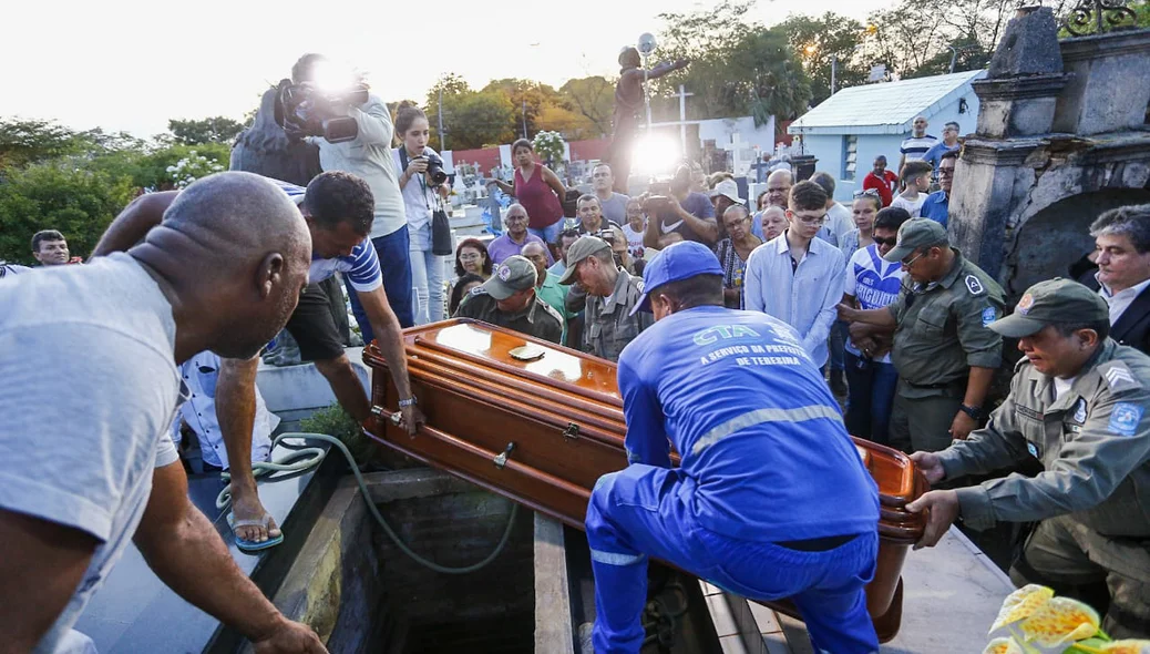Fernando Monteiro é sepultado no Cemitério São José