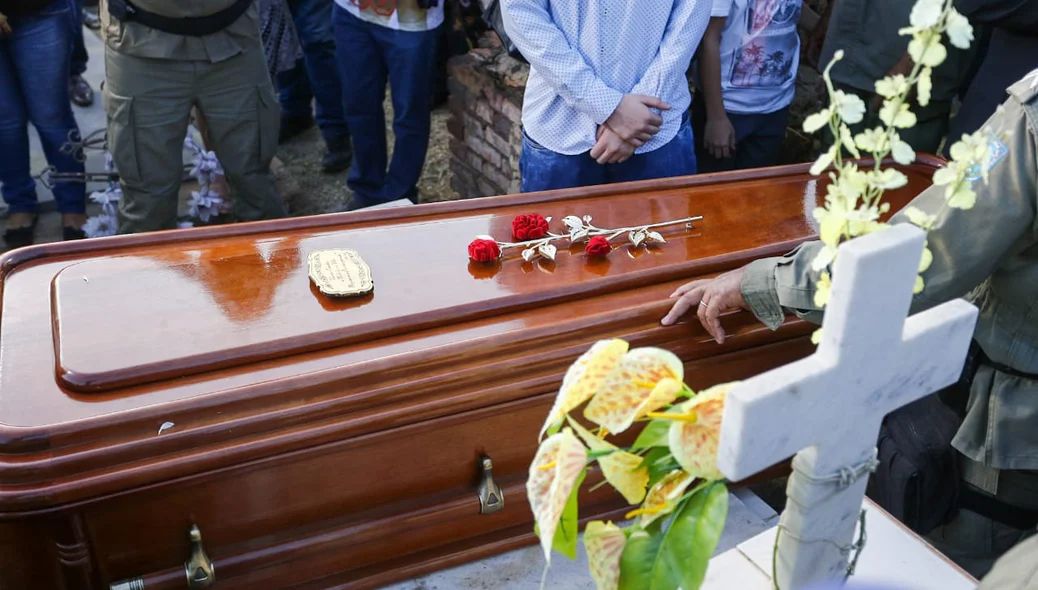 Fernando Monteiro foi sepultado sob forte comoção