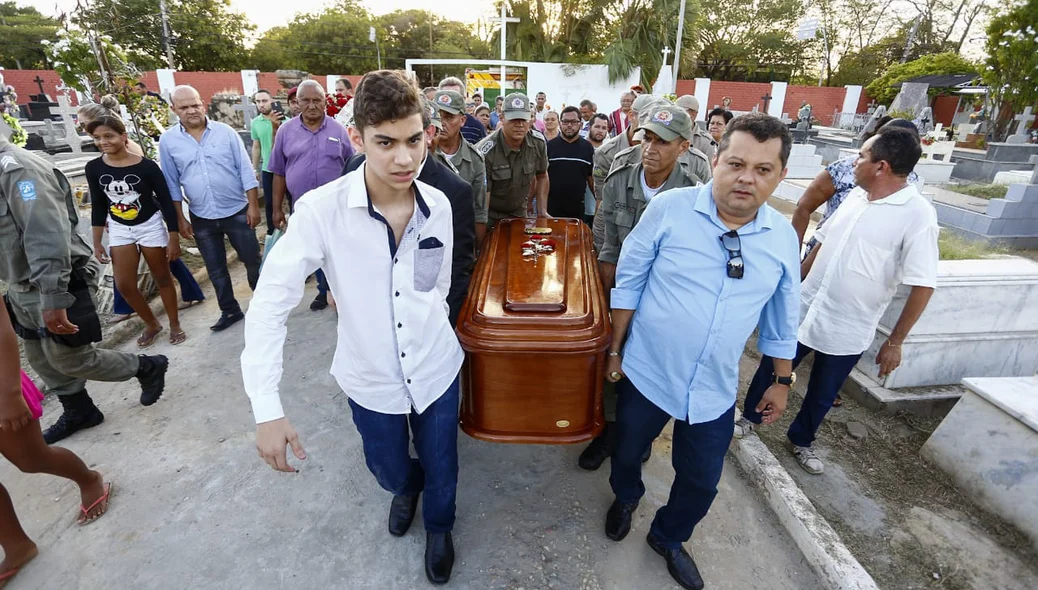 Filhos de Fernando Monteiro levam o caixão do pai