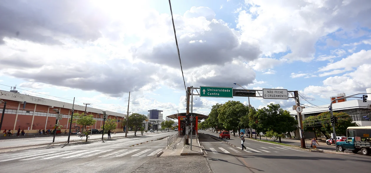 Semáforo sem funcionamento na avenida João XXIII