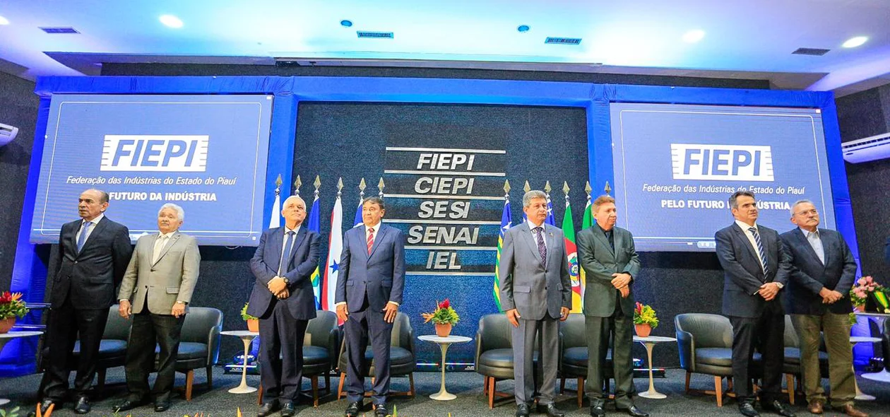 Autoridades presentes em solenidade na FIEPI