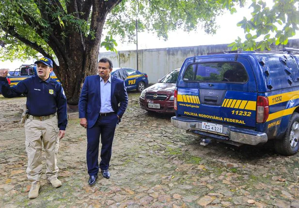 Fábio Abreu visitando o pátio da PRF
