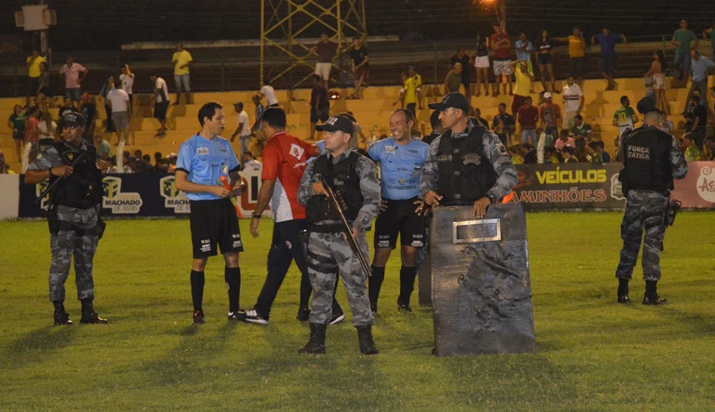 Polícia protege arbitragem após o final da partida