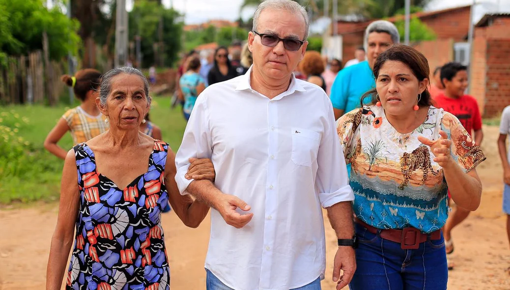 Firmino Filho com as moradoras do assentamento Nova Esperança