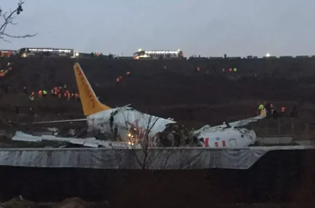 O avião Boeing 737 após o acidente em Istambul 