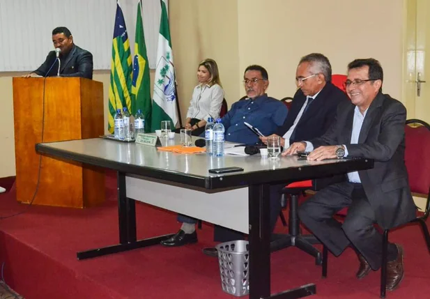 Prefeito Genival Bezerra participa da abertura do ano legislativo