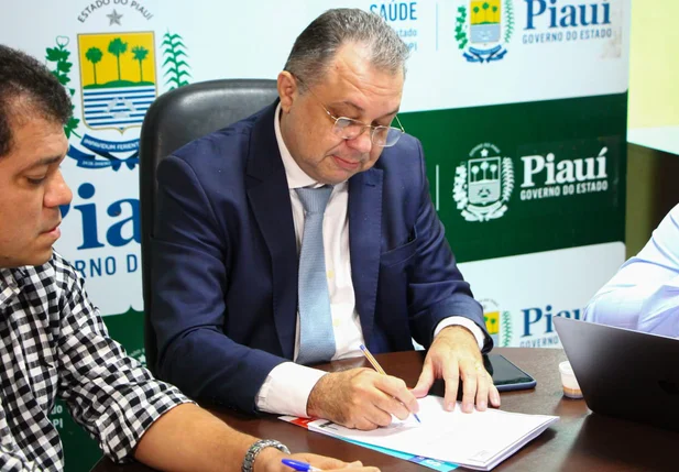 Florentino Neto assinou o plano de contingência que será encaminhado ao Ministerio da Saúde