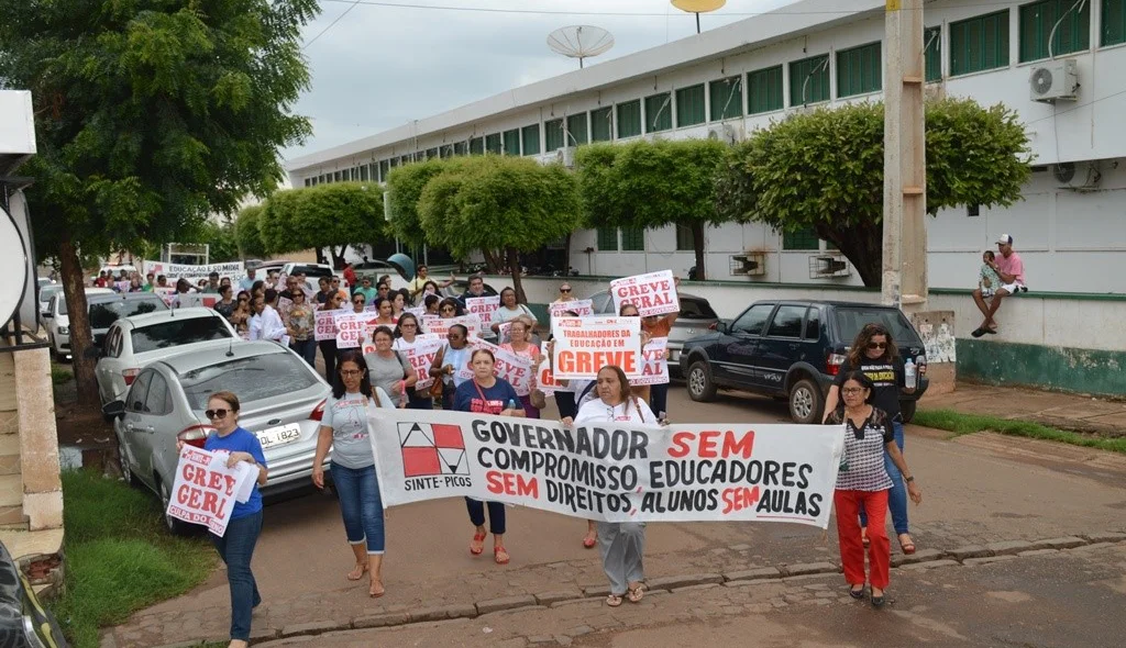 Manifestantes passam em frente a Escola Normal