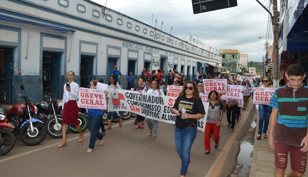 Manifestantes percorrem ruas centrais de Picos