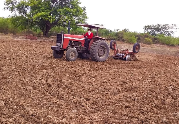 Prefeitura de Joaquim Pires promove trabalhos de aração de terras