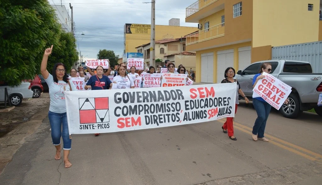 Professores protestam contra o governador