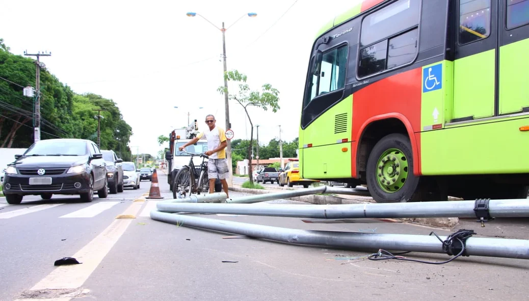 Após colidir no carro de passeio, motorista do ônibus acabou derrubando o semáforo