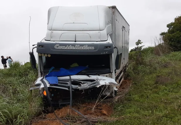 Caminhão envolvido no acidente em Campo Maior