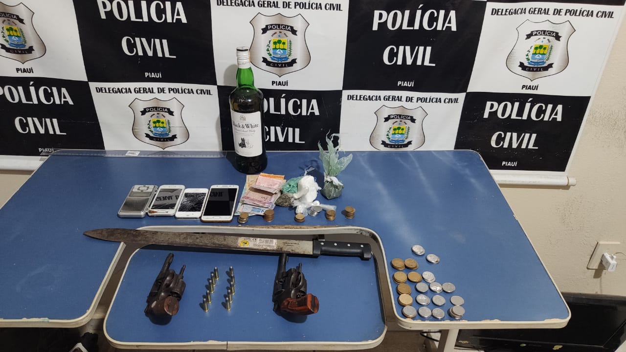 Objetos apreendidos pela Polícia Militar na prisão dos quatro indivíduos