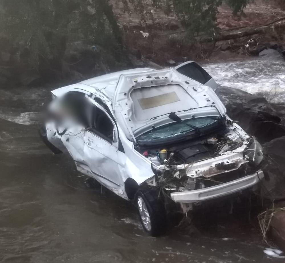 Mulher tem carro carregado pela força da água e morre em Piripiri