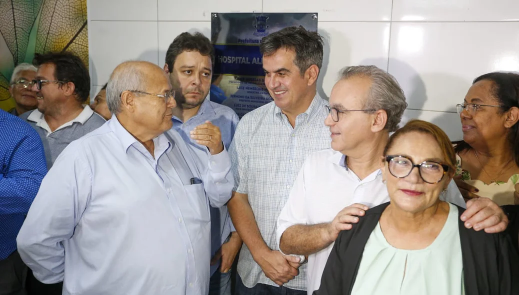 Autoridades presentes na entrega da reforma do hospital do Dirceu
