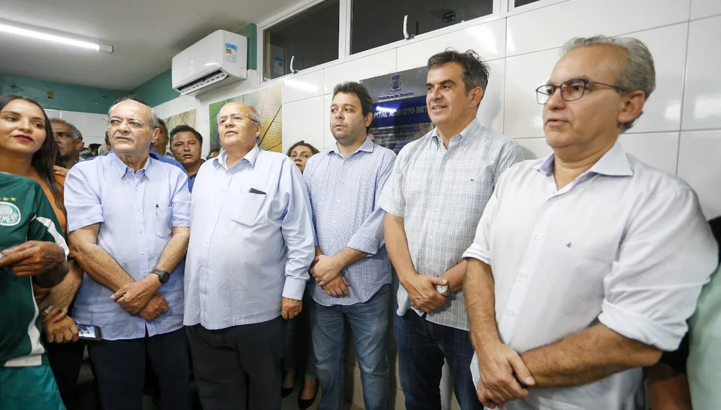 Firmino ao lado de autoridades na inauguração da reforma do hospital do Dirceu
