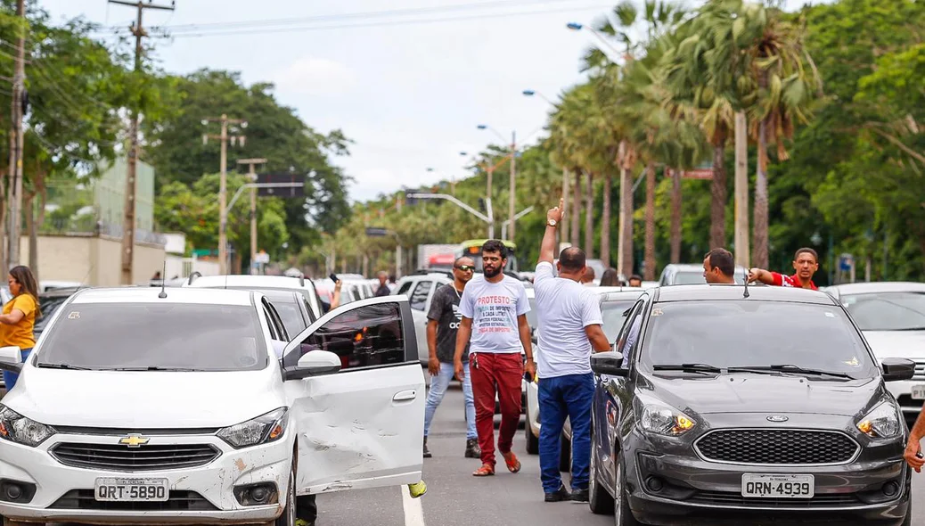 Motoristas bloqueiam avenida Marechal Castelo Branco 