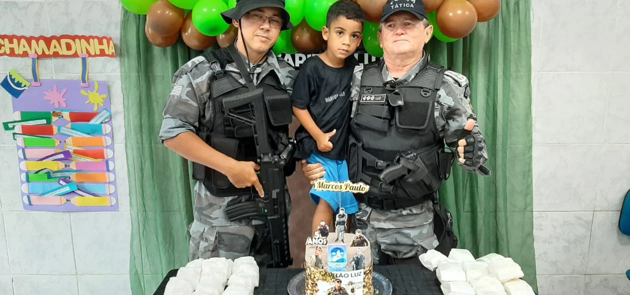Marcos Paulo na companhia dos policiais