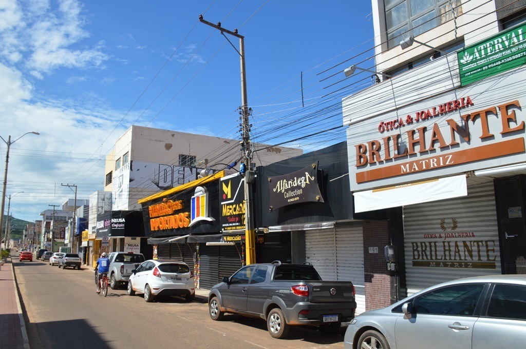 Centro comercial de Picos com lojas fechadas