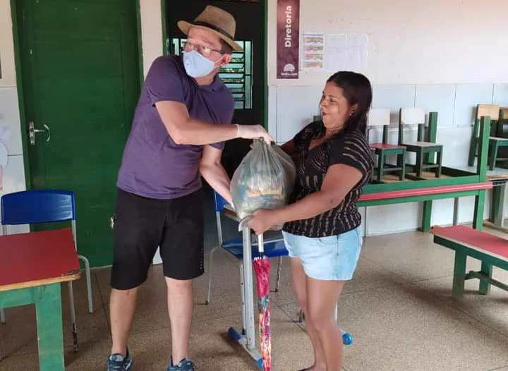 Famílias recebem cestas básicas em Buriti dos Lopes