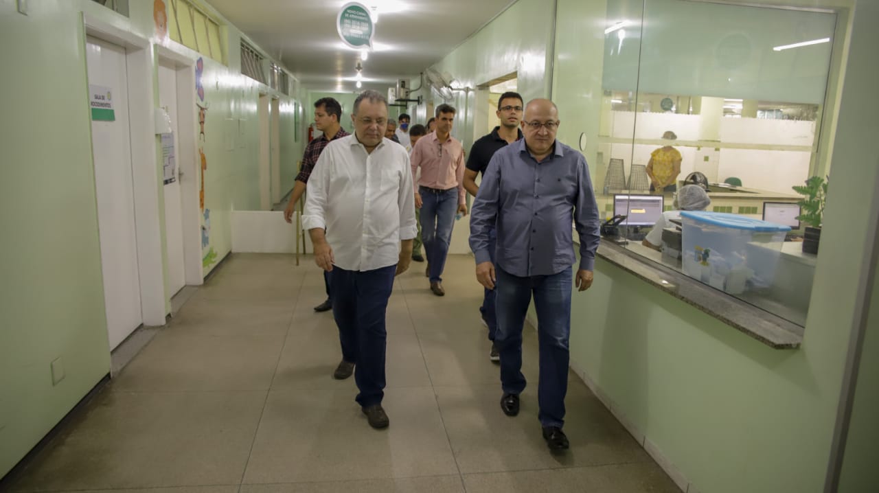 Secretário Florentino Neto em visita ao Hospital da PM