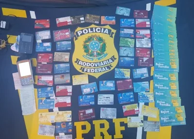 Cartões apreendidos na ação policial