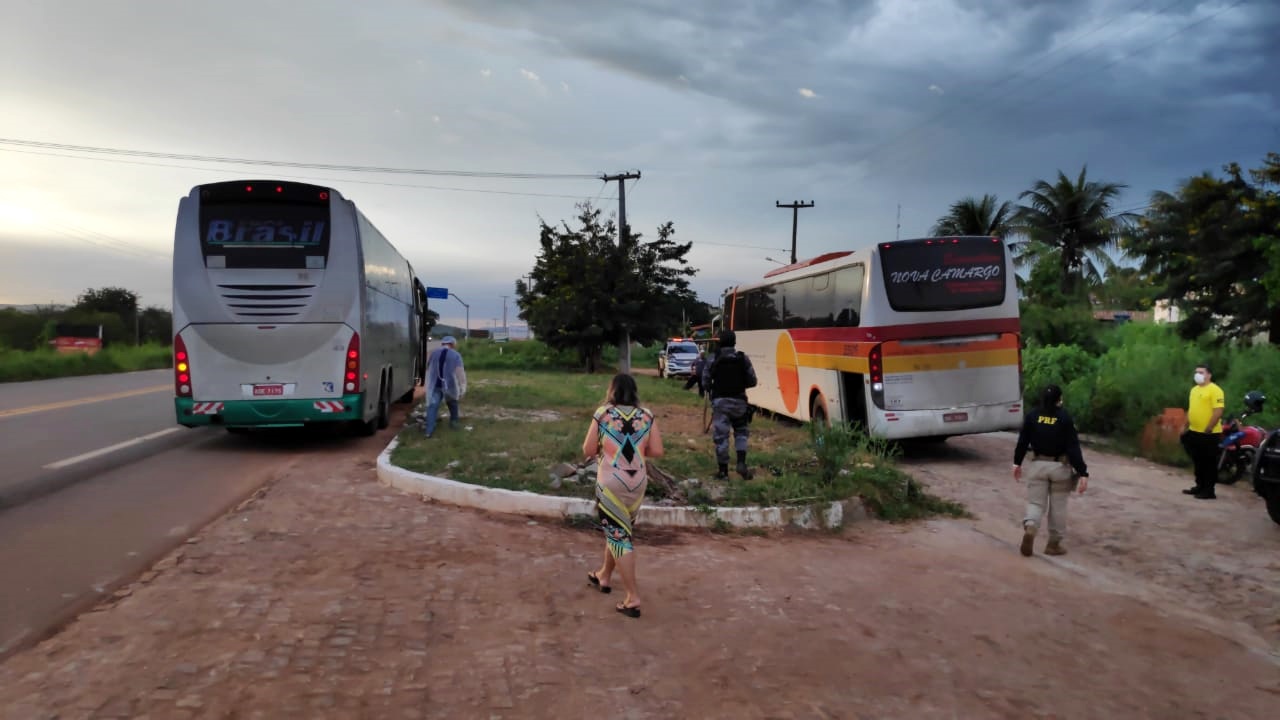 Ônibus são abordados durante operação de prevenção contra a Covid-19