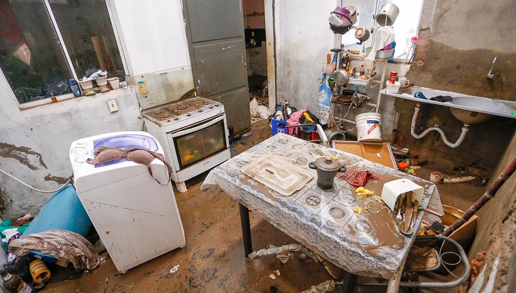 Cozinha de residência ficou destruída após forte chuva