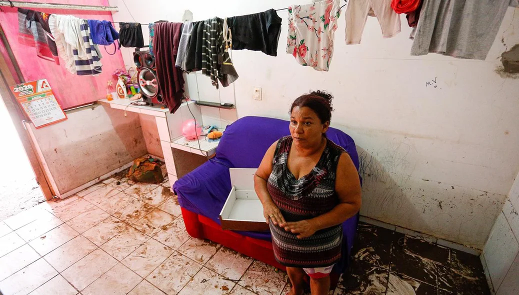 Luciana Saraiva teve a casa invadida pela água da chuva