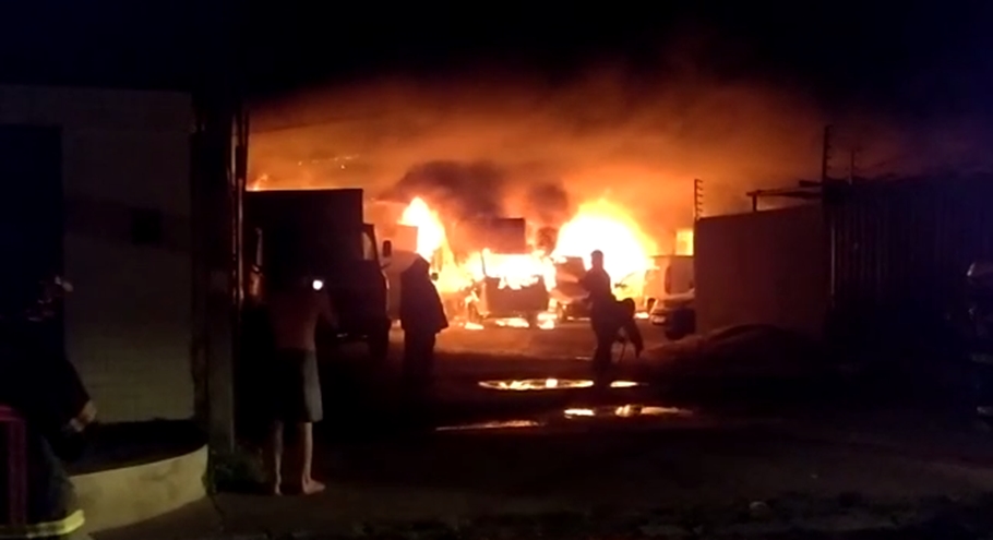 Incêndio destrói 15 veículos do centro de distribuição da empresa Longá