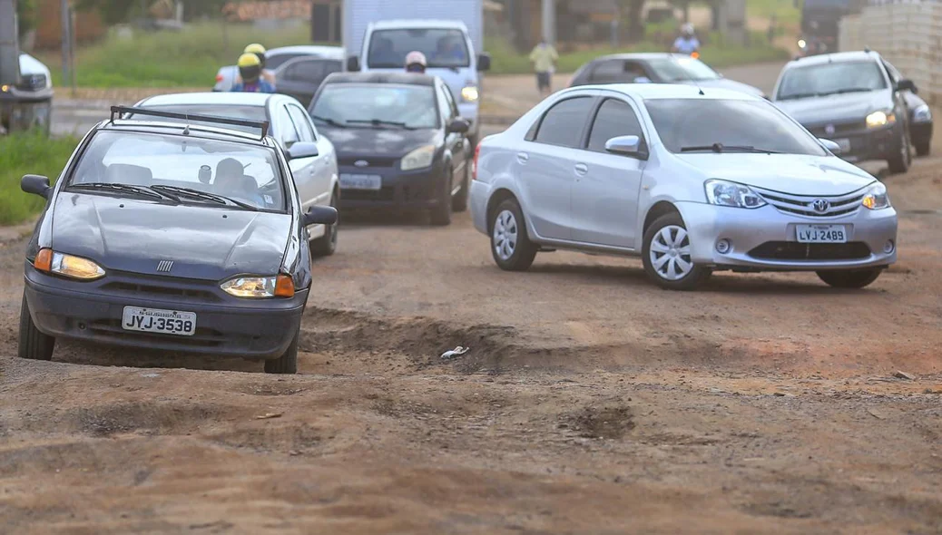 Motoristas reclamam da quantidade de buracos no local