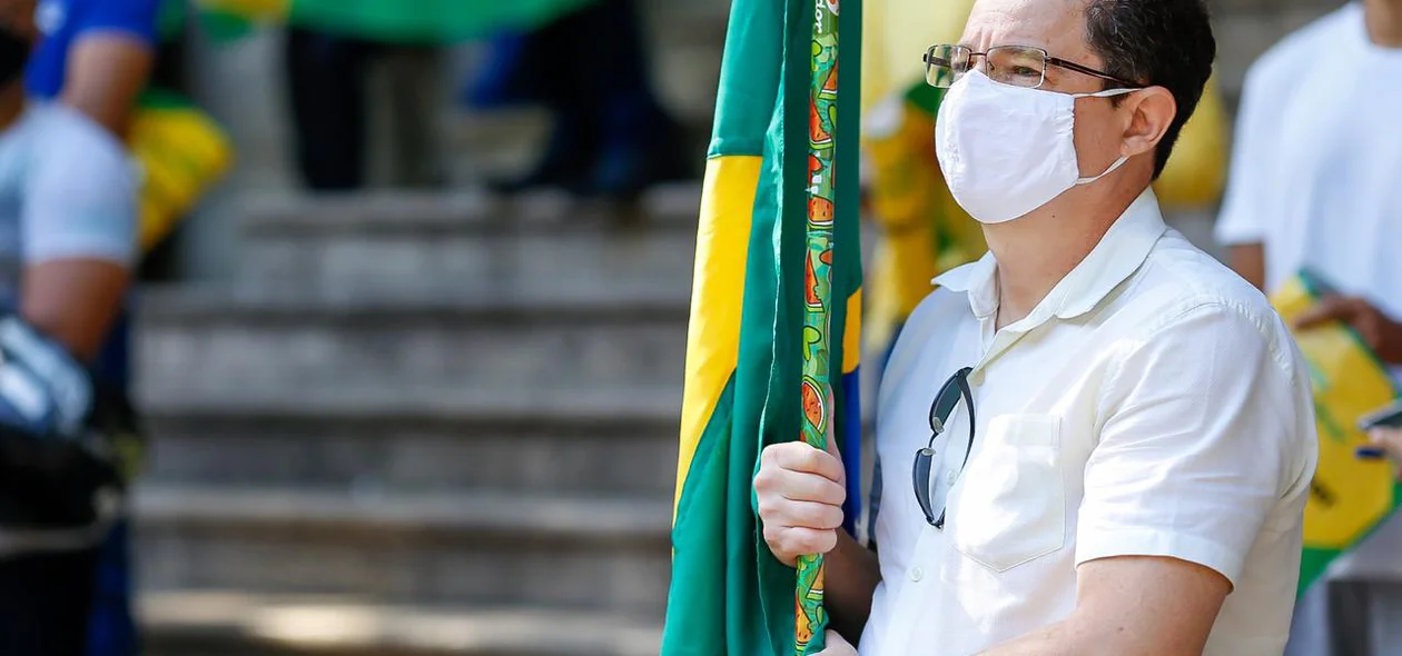 Manifestantes carregam bandeira do Brasil