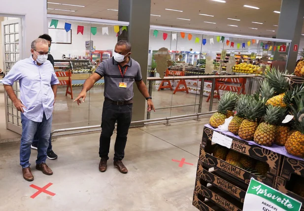Firmino Filho visita supermercado durante pandemia
