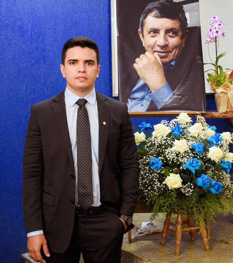 Pedro Nogueira ao lado da foto do pai, Nogueira Neto
