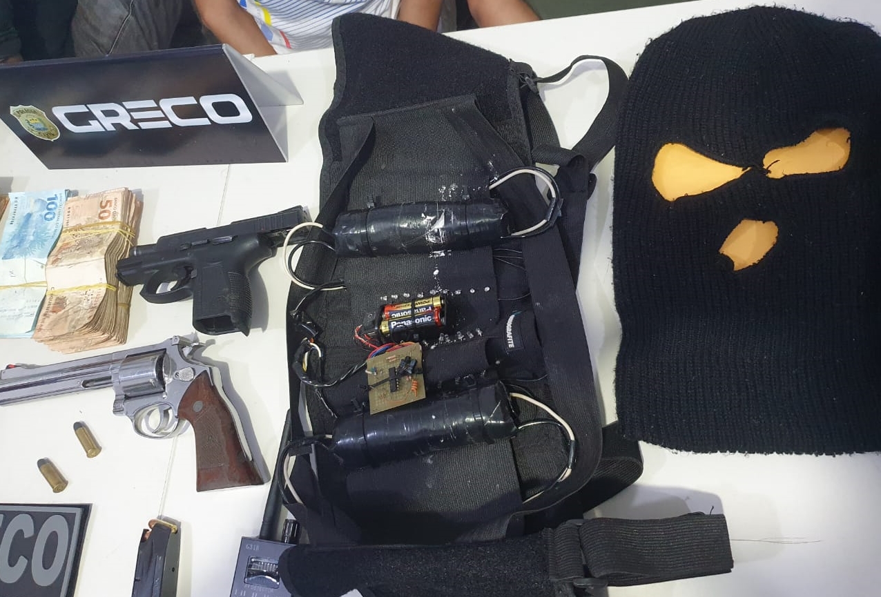 Arma, falsos explosivos e outros objetos utilizados pelos bandidos