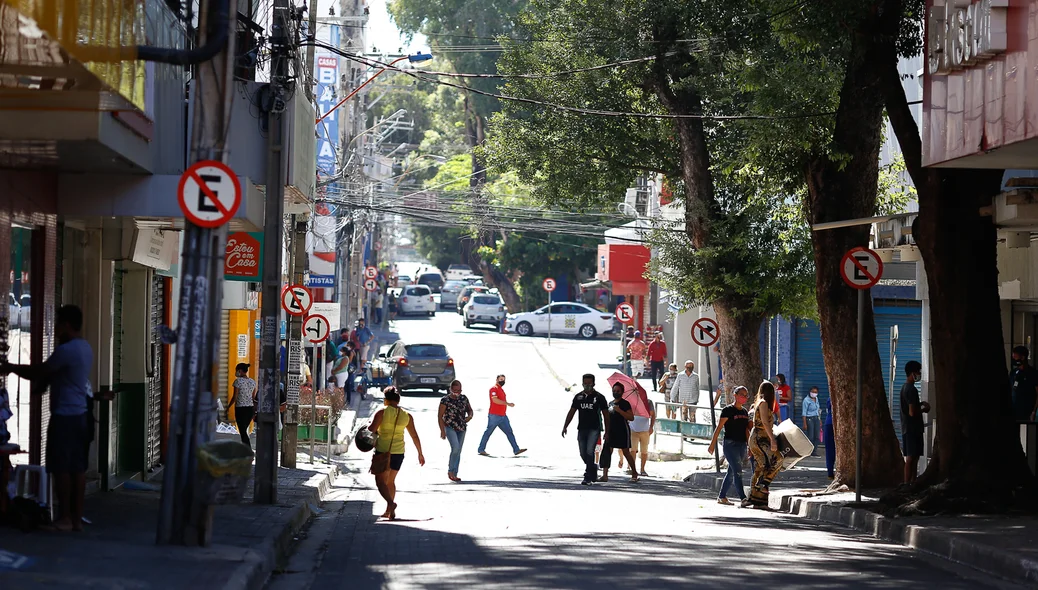 Movimentação na Rua Álvaro Mendes