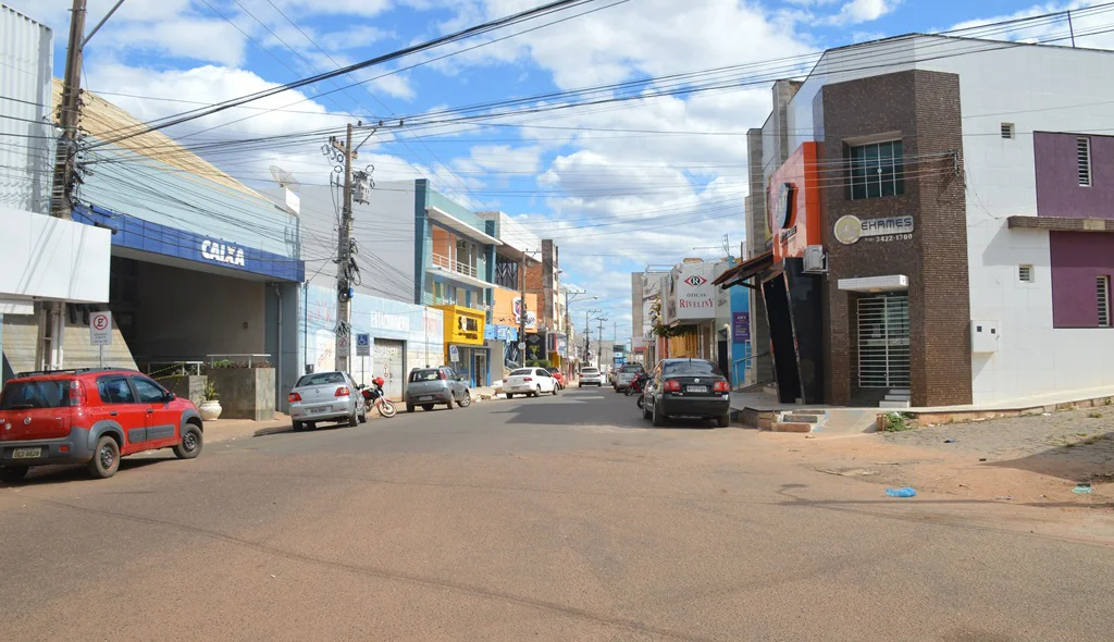 Rua Coronel Luís Santos ficou vazia neste sábado