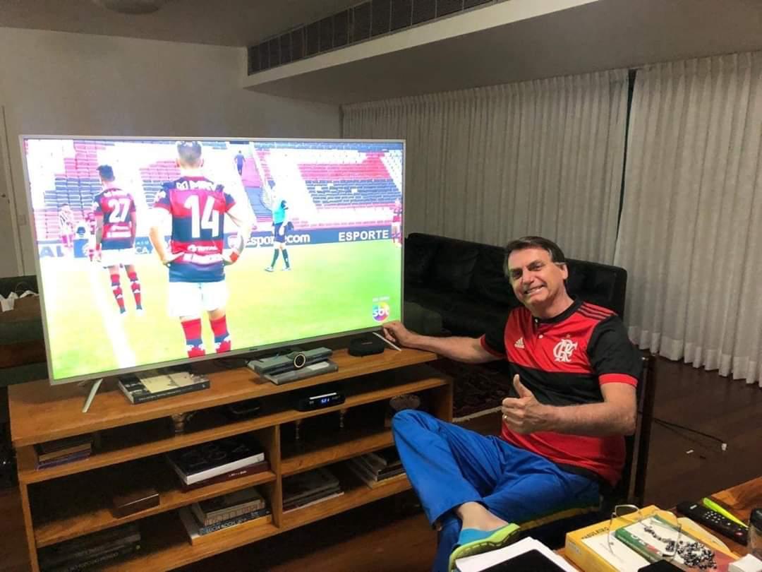 Bolsonaro posta foto assistindo à final do Campeonato Carioca no SBT