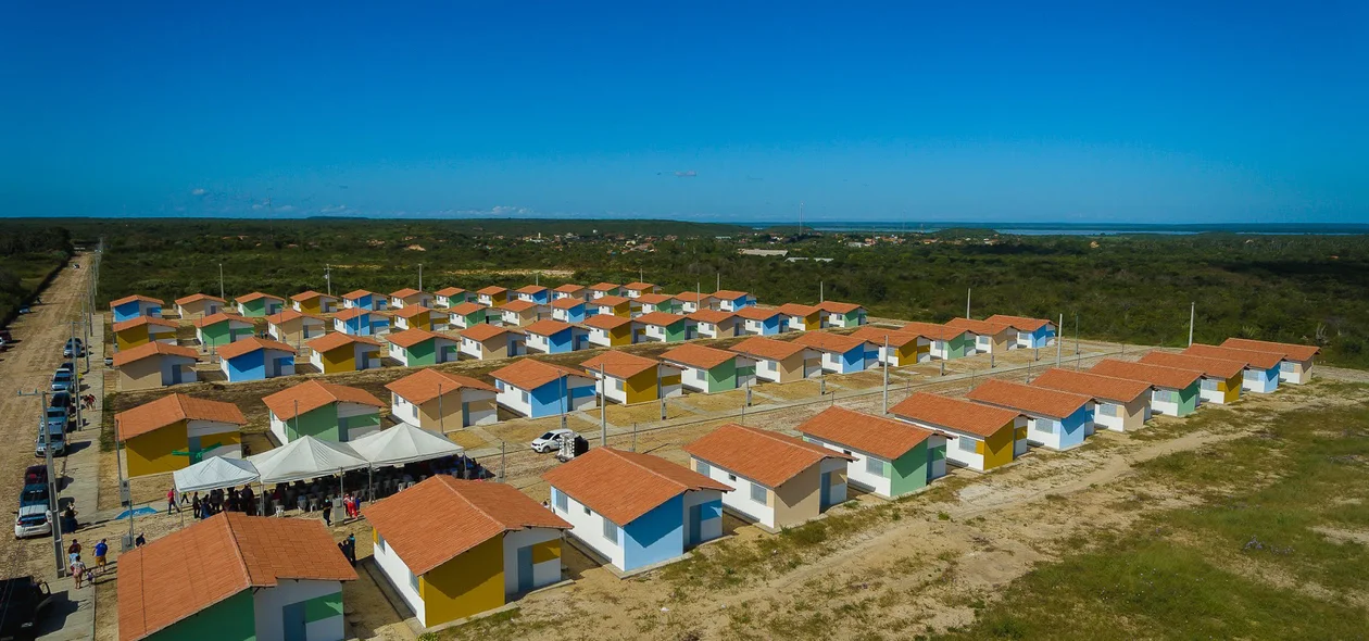 Prefeito Júnior Percy entrega 100 casas populares em Buriti dos Lopes