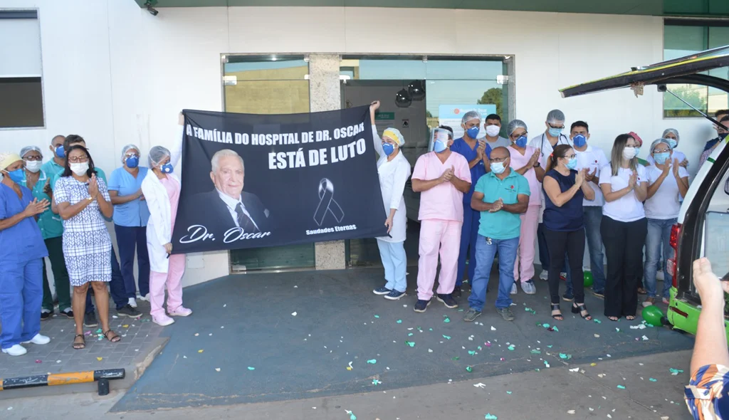 Funcionários do Hospital Dr. Oscar homengeiam ex-patrão
