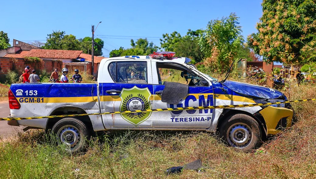 Guardas municipais capotam viatura em Teresina