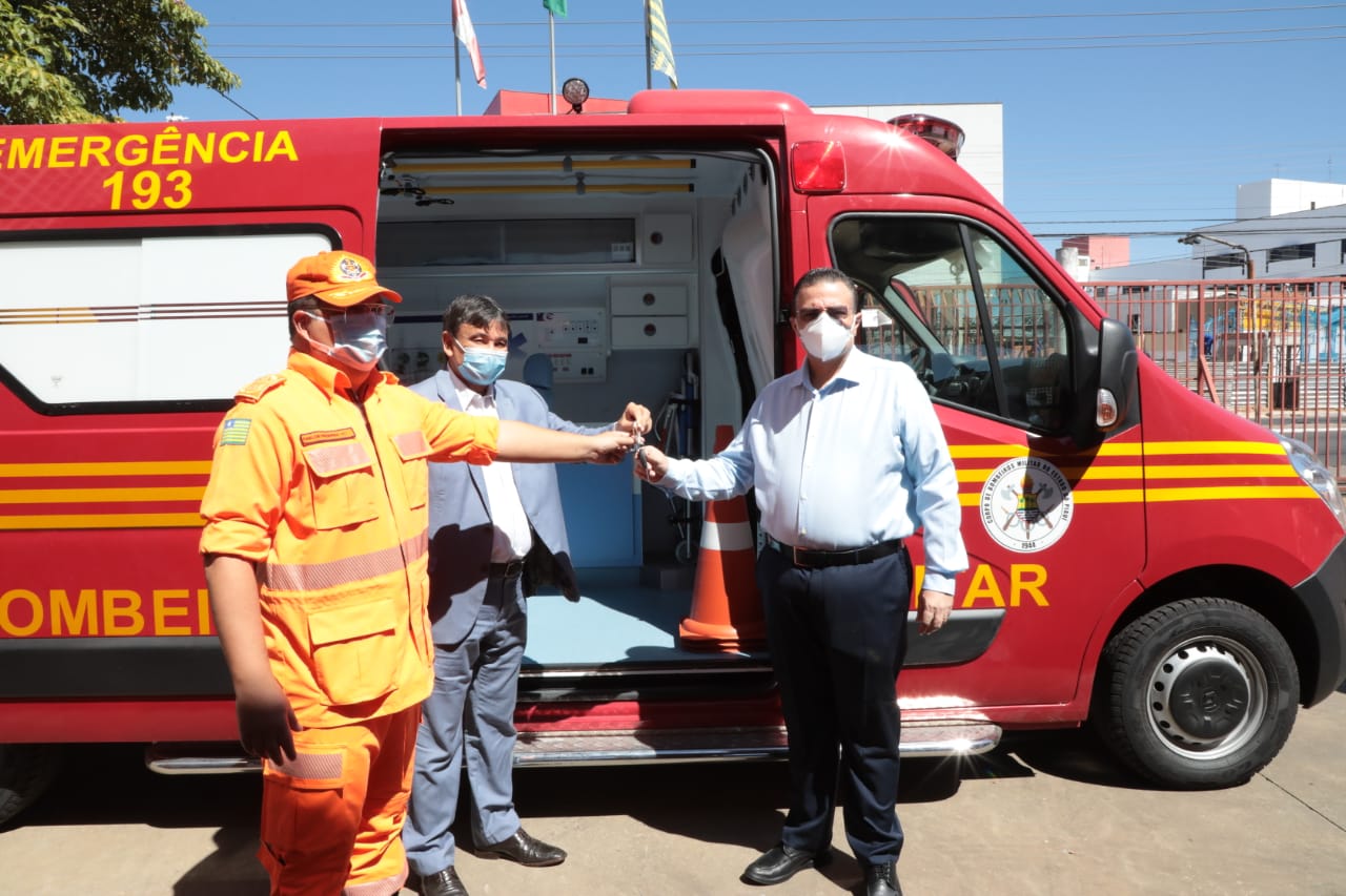 Wellington Dias entrega chave da nova ambulância ao comandante do Corpo de Bombeiros