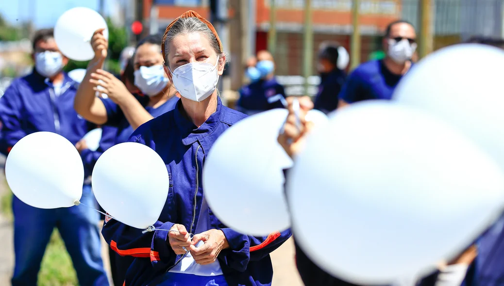 Médica segura Balões brancos em homenagem ao médico José Ivaldo