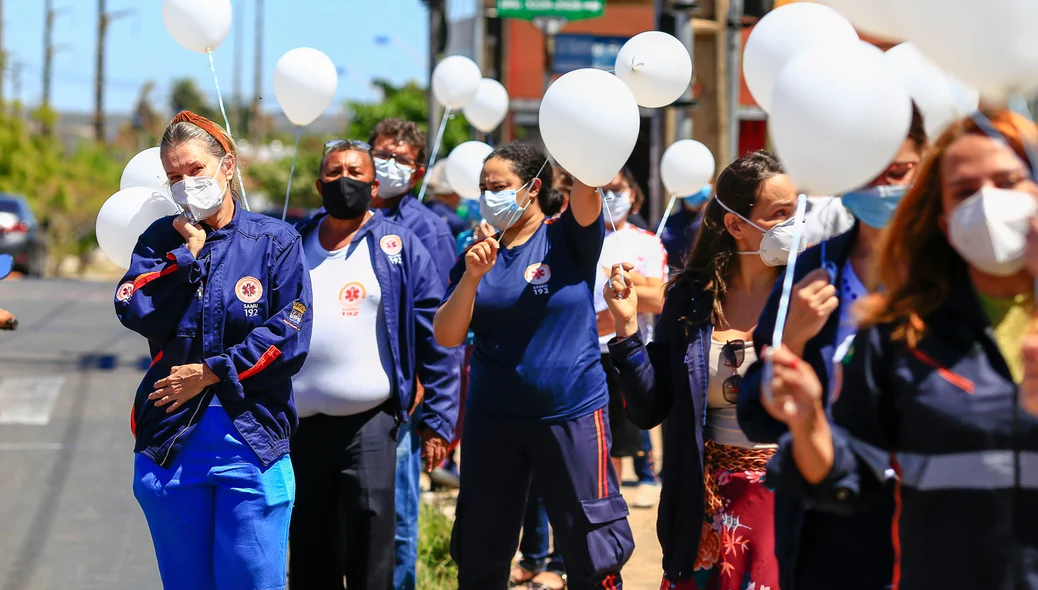 Médicos e Enfermeiros homenageiam José Ivaldo em frente ao SAMU