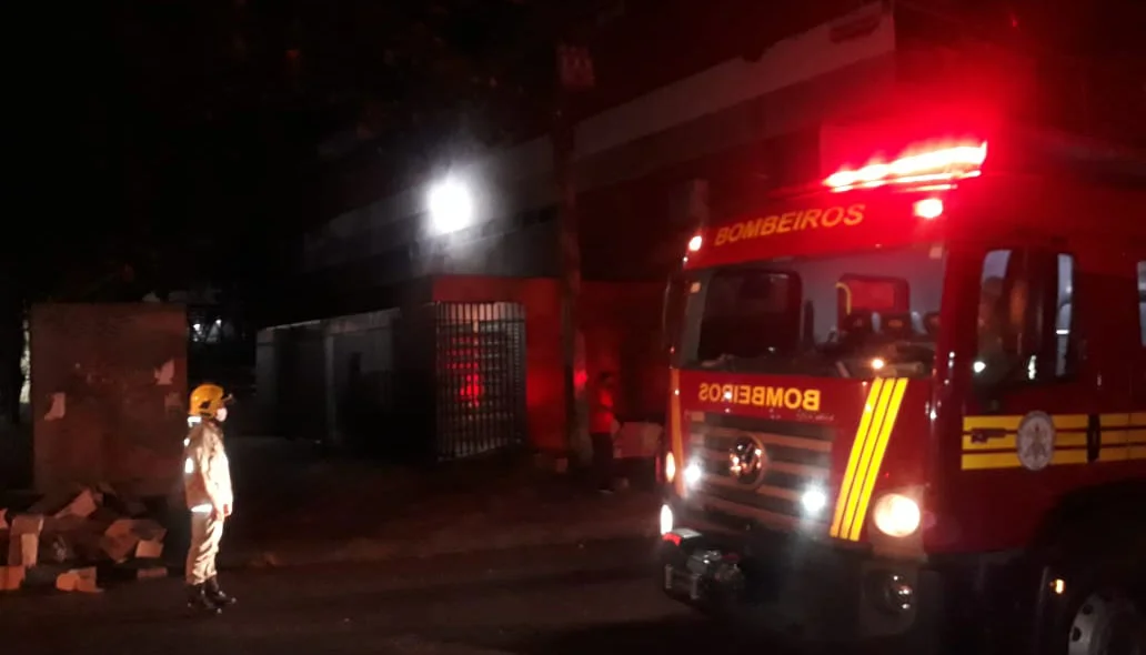 Incêndio atinge box do Shopping da Cidade no centro de Teresina