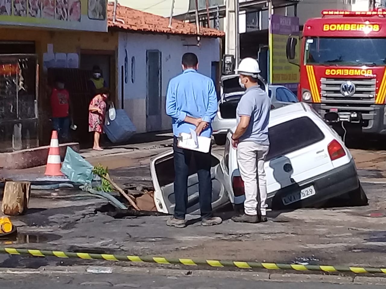 Veículo fica preso em buraco após adutora se romper no bairro São João
